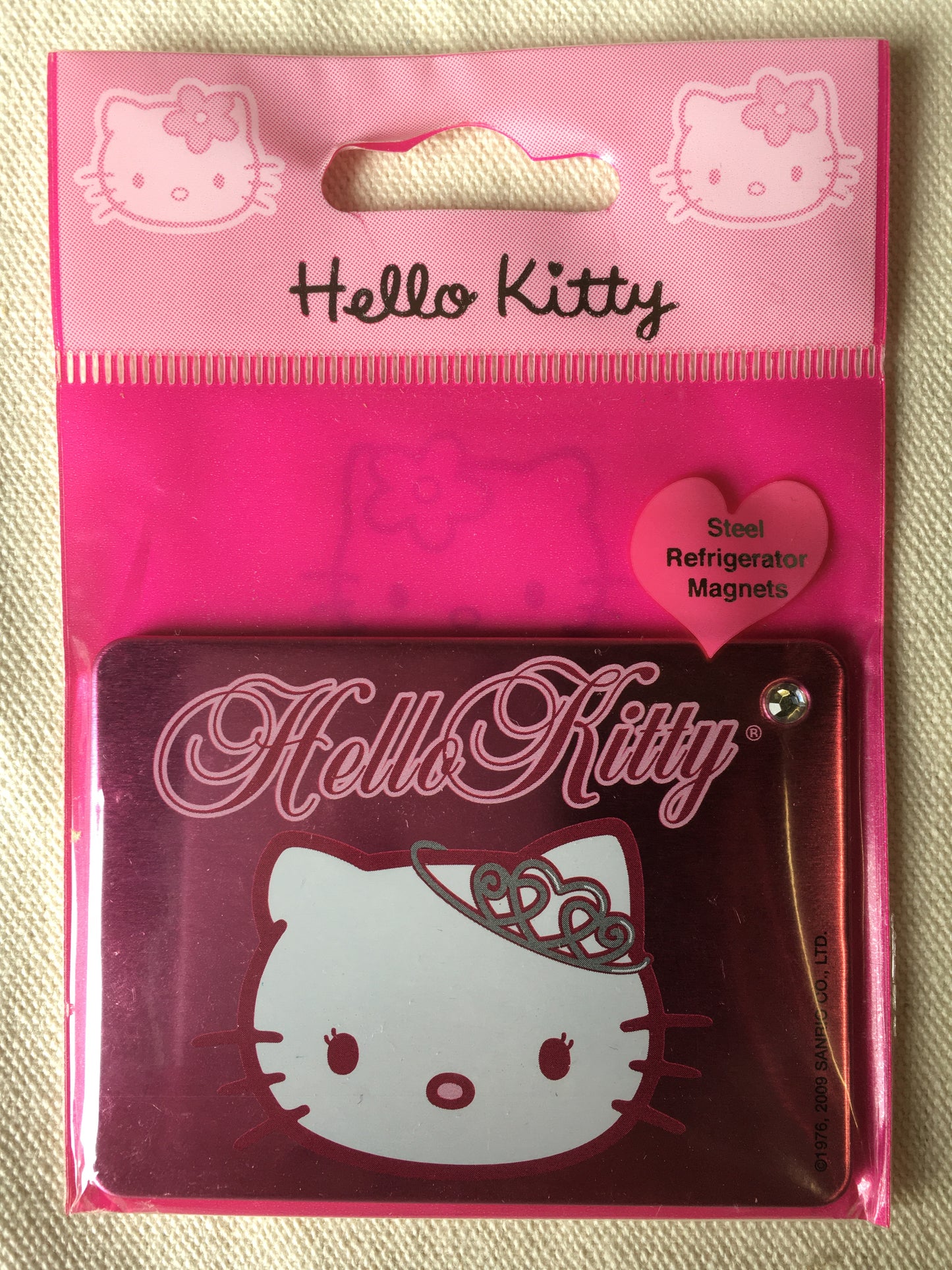 Aimant de réfrigérateur avec bijou représentant le visage de Hello Kitty