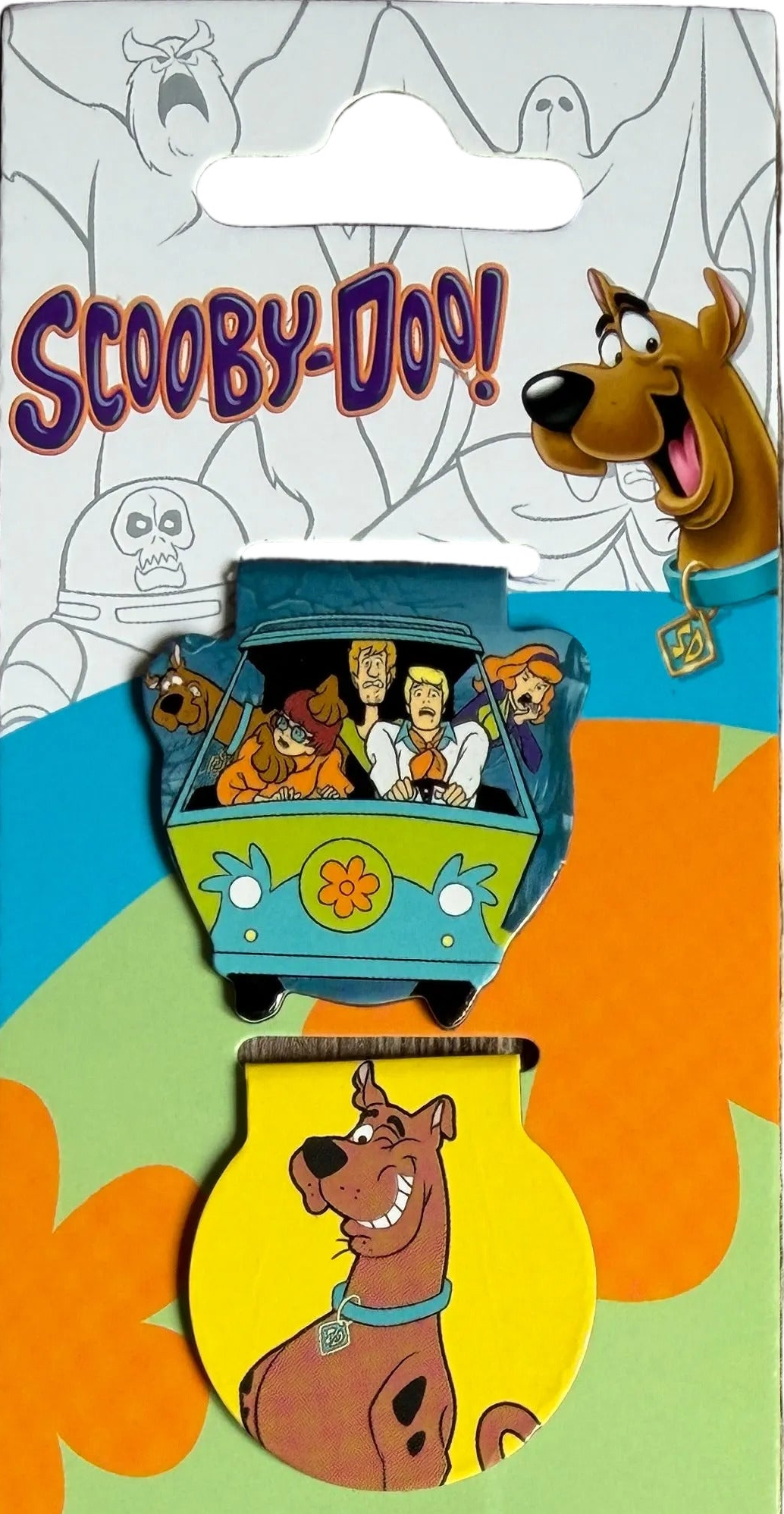 Scooby-Doo-themed collectible pin with cartoon characters and vehicle on a colorful background.